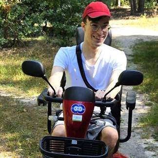 Obraz zawierający osoba, na wolnym powietrzu, ubrania, trawa

Zawartość wygenerowana przez sztuczną inteligencję może być niepoprawna.